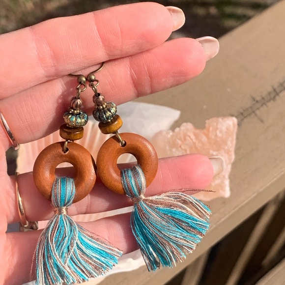 Wooden tassel boho earrings - Picture 6 of 6